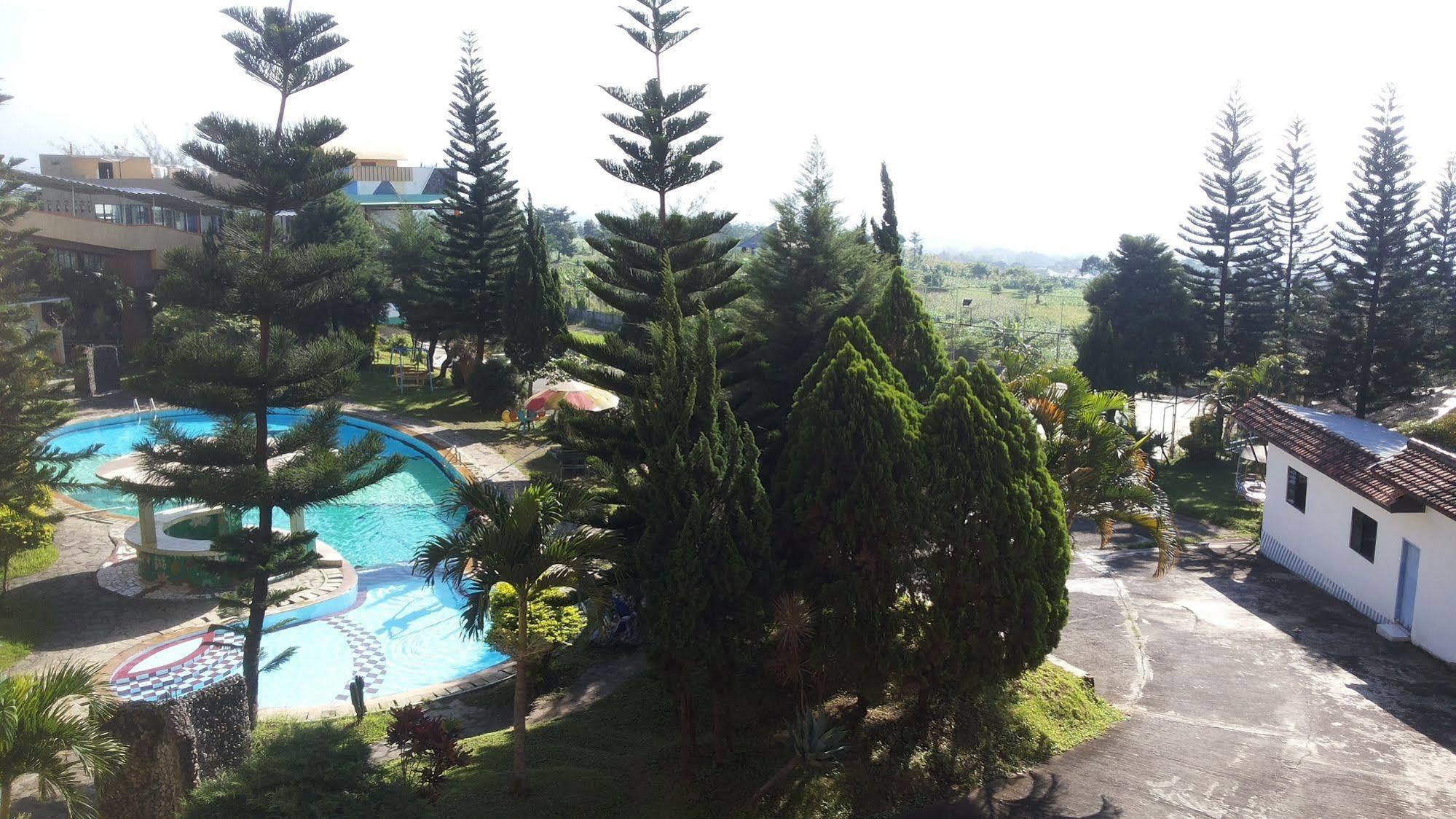 Hotel Surya Indah Batu Malang Екстер'єр фото