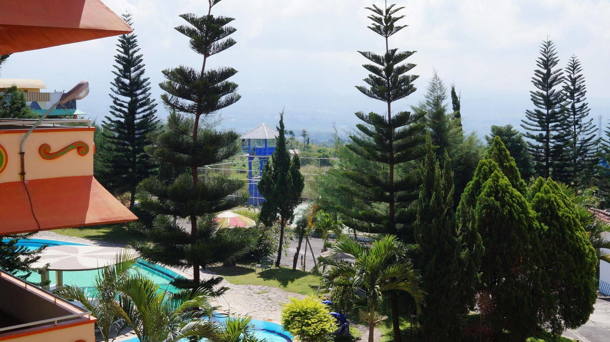 Hotel Surya Indah Batu Malang Екстер'єр фото