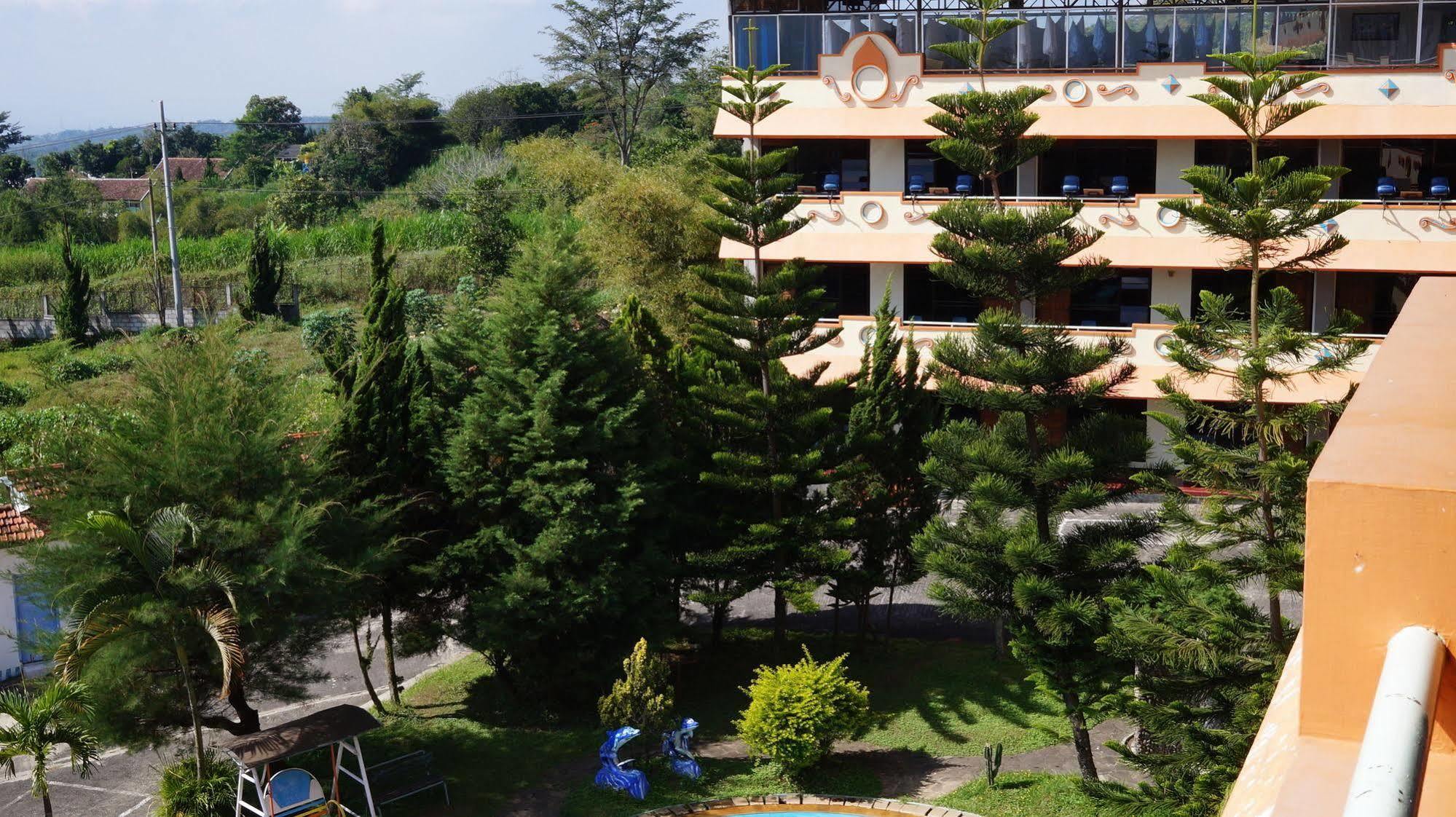 Hotel Surya Indah Batu Malang Екстер'єр фото