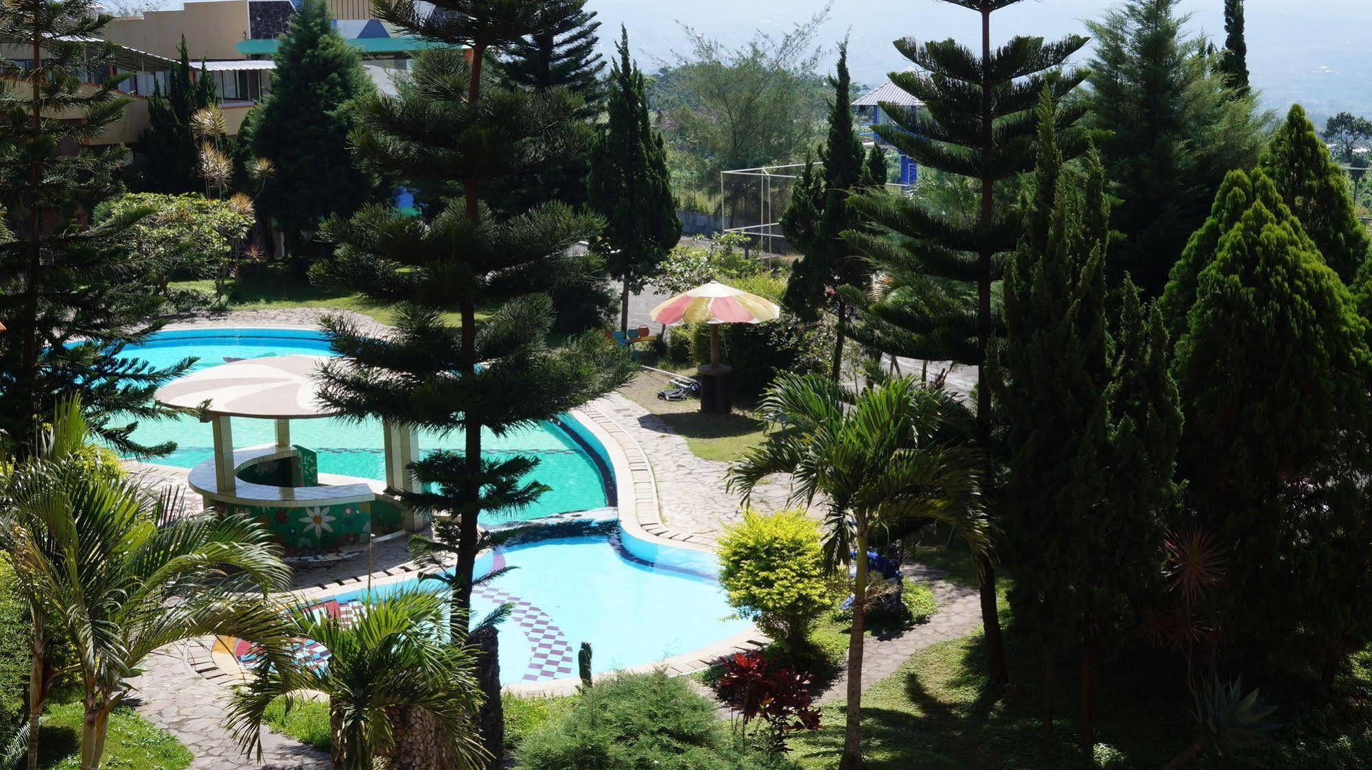 Hotel Surya Indah Batu Malang Екстер'єр фото
