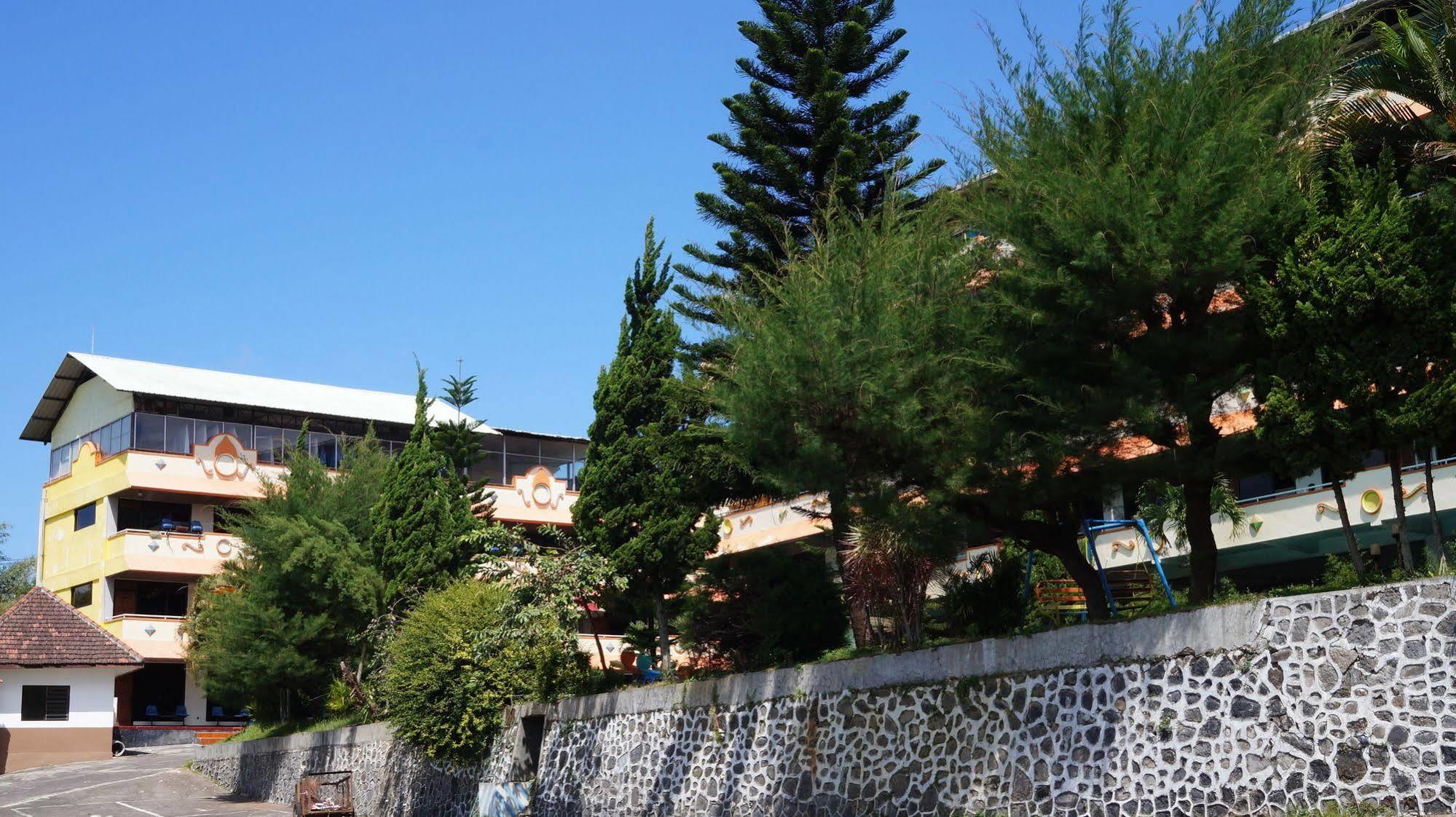Hotel Surya Indah Batu Malang Екстер'єр фото