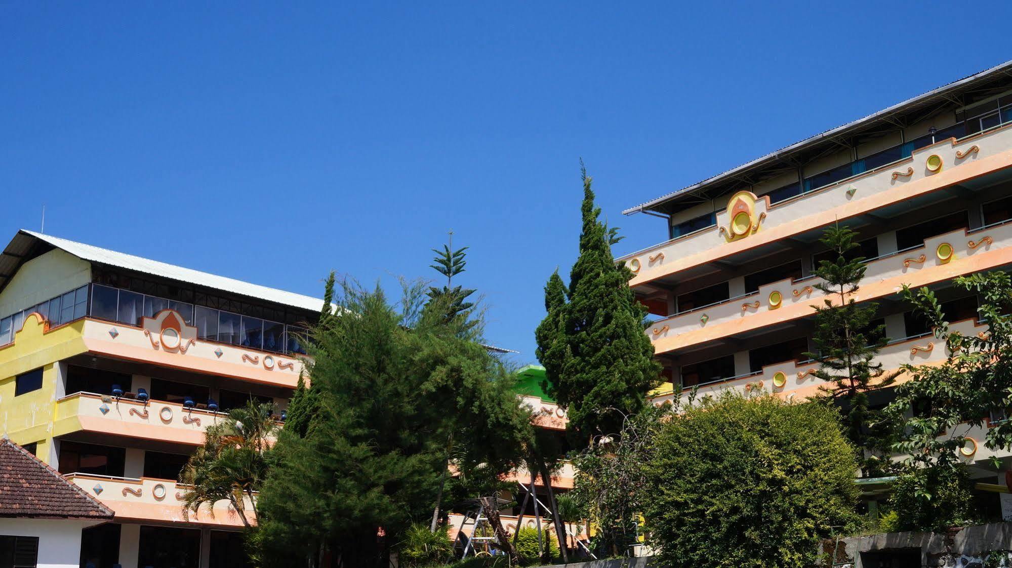 Hotel Surya Indah Batu Malang Екстер'єр фото